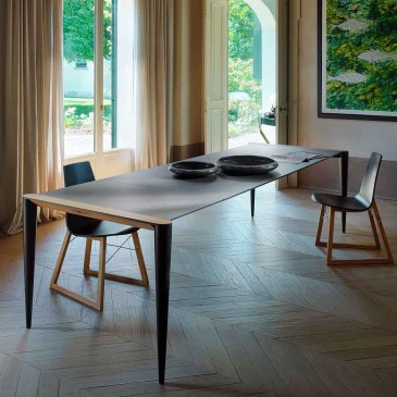 Bolero extendable table by Horm with metal structure and top in Fenix