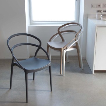 Conjunto La Seggiola Pilar de 4 cadeiras com estrutura em polipropileno adequada tanto para ambientes internos quanto externos