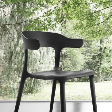 La Seggiola Brera sett på fire stoler med armlener, polypropylenstruktur i ulike utførelser