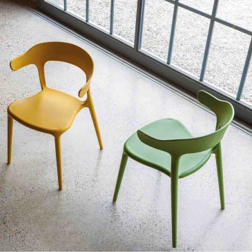 La Seggiola Brera sett på fire stoler med armlener, polypropylenstruktur i ulike utførelser