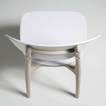 Cadeira moderna La Seggiola Fly disponível em dois acabamentos