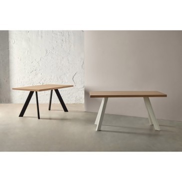 Tavolo in legno Julia di Somcasa con gambe in metallo | kasa-store