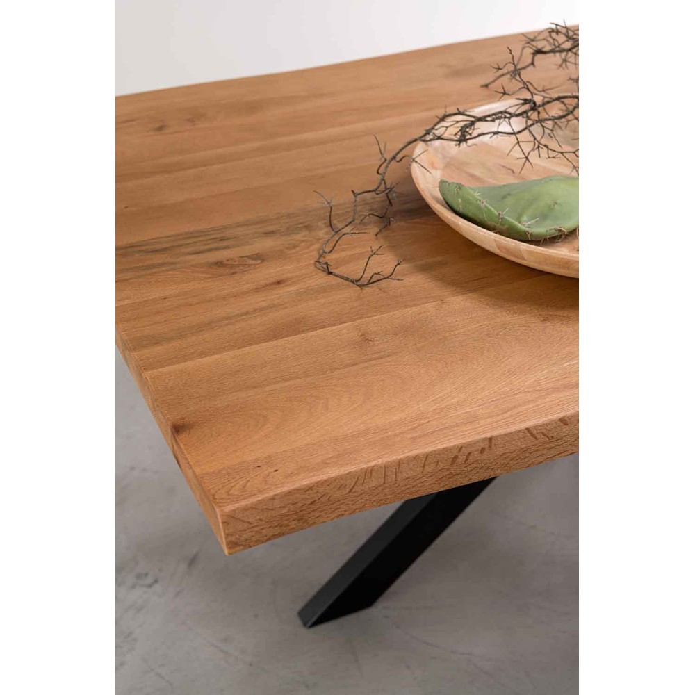 Table en bois avec pieds en fer idéale pour vivre