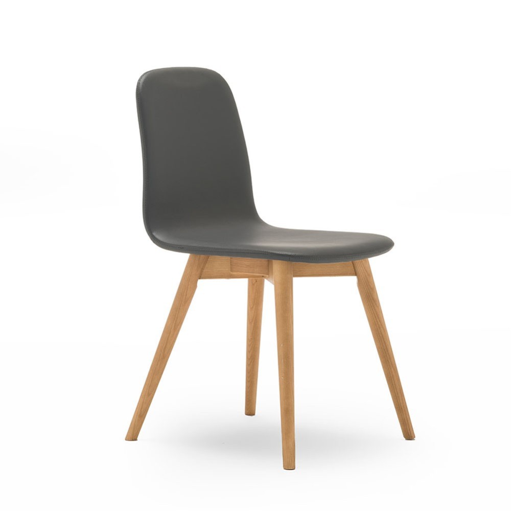 Καρέκλα Yuma με κάθισμα από οικολογικό δέρμα και πόδια από στάχτη | Κασά-κατάστημα