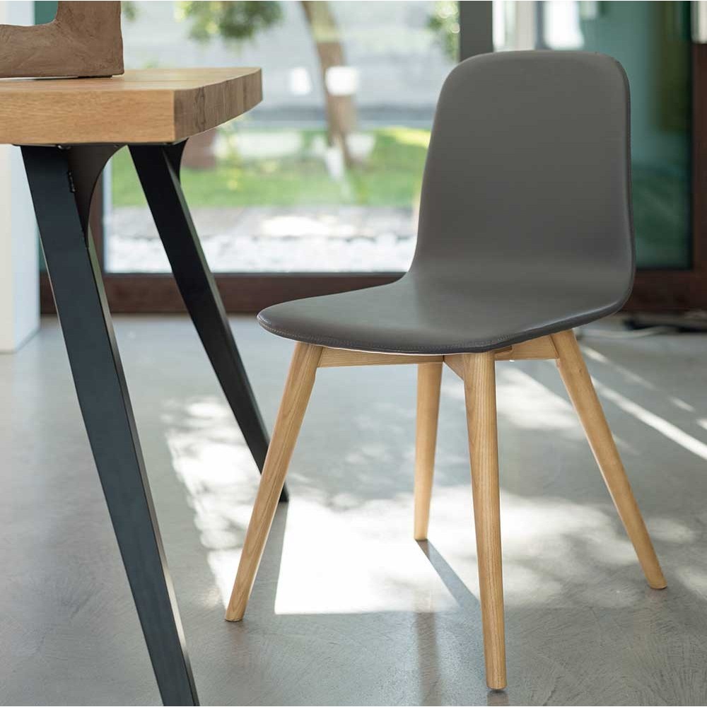 Yuma-Stuhl mit Sitzfläche aus Kunstleder und Beinen aus Esche | Kasa-Laden