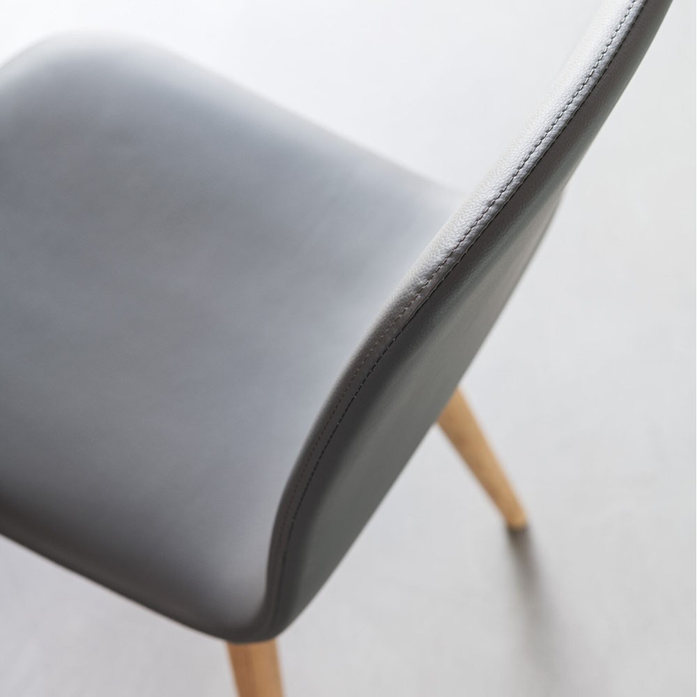 Καρέκλα Yuma με κάθισμα από οικολογικό δέρμα και πόδια από στάχτη | Κασά-κατάστημα