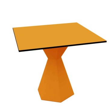 Τετράγωνο τραπέζι Vondom Vertex από πολυαιθυλένιο σχεδιασμένο από τον Karim Rashid