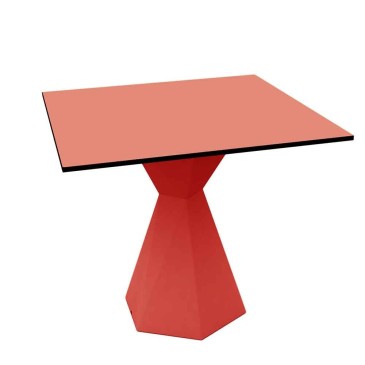 Karim Rashidin suunnittelema polyeteenistä valmistettu Vondom Vertex neliömäinen pöytä