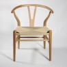 Reedição da cadeira Wishbone com estrutura em madeira natural e assento em corda
