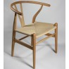 Reedição da cadeira Wishbone com estrutura em madeira natural e assento em corda