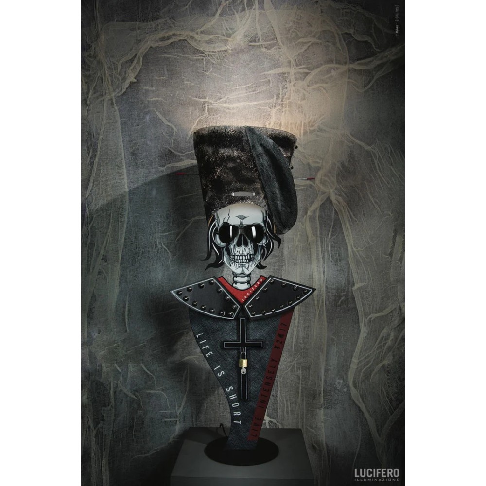 Lámpara de mesa Skull con diseño oscuro.