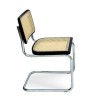 Breuerin Cesca-tuolin uusintaversio käsinojilla tai ilman. Suunnittelusta