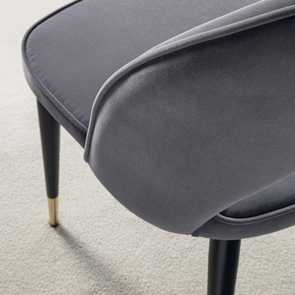 Μεταλλική καρέκλα με βελούδινο κάλυμμα ανθεκτικό στους λεκέδες