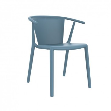 Conjunto de 25 sillas de exterior en polipropileno disponibles en varios acabados y apilables.