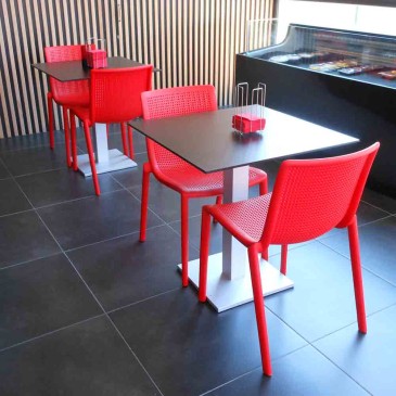 Confortable et légère, chaise d'extérieur Beekat disponible en différents coloris.