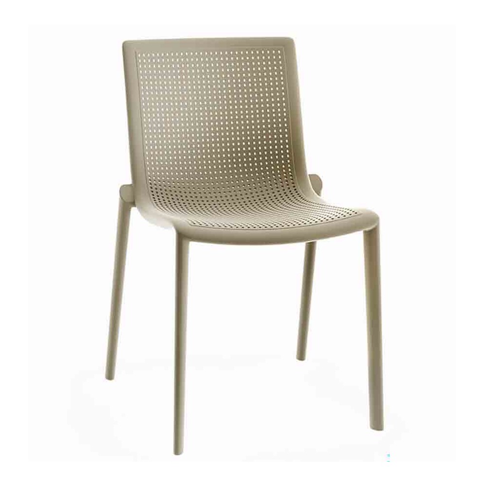 Confortável e leve, cadeira de exterior Beekat disponível em várias cores.
