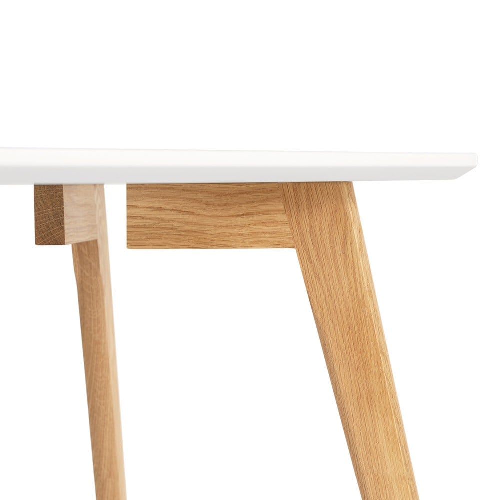Mesa de centro de madera con un diseño moderno.