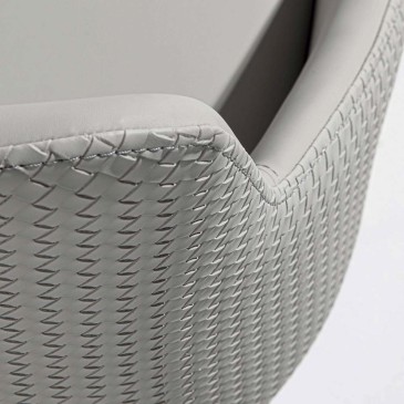 Cadeira metálica com revestimento em couro ecológico