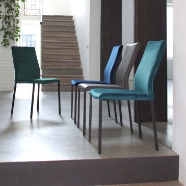 Conjunto de 20 cadeiras com estrutura metálica pintada, assento e encosto em veludo resistente a manchas