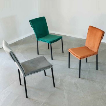 Conjunto de 20 cadeiras com estrutura metálica e revestimento em veludo