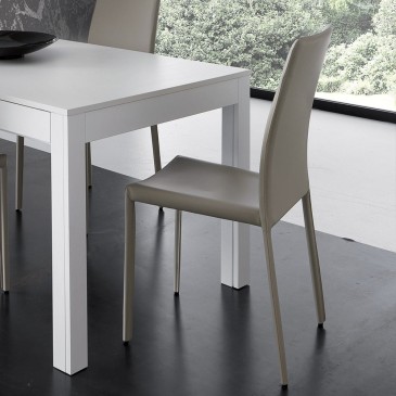 Set med 20 stolar med metallstruktur klädda i matchande PVC-imitation