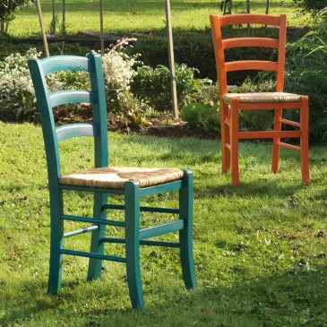 Conjunto de 20 cadeiras com estrutura em madeira e assento em palha