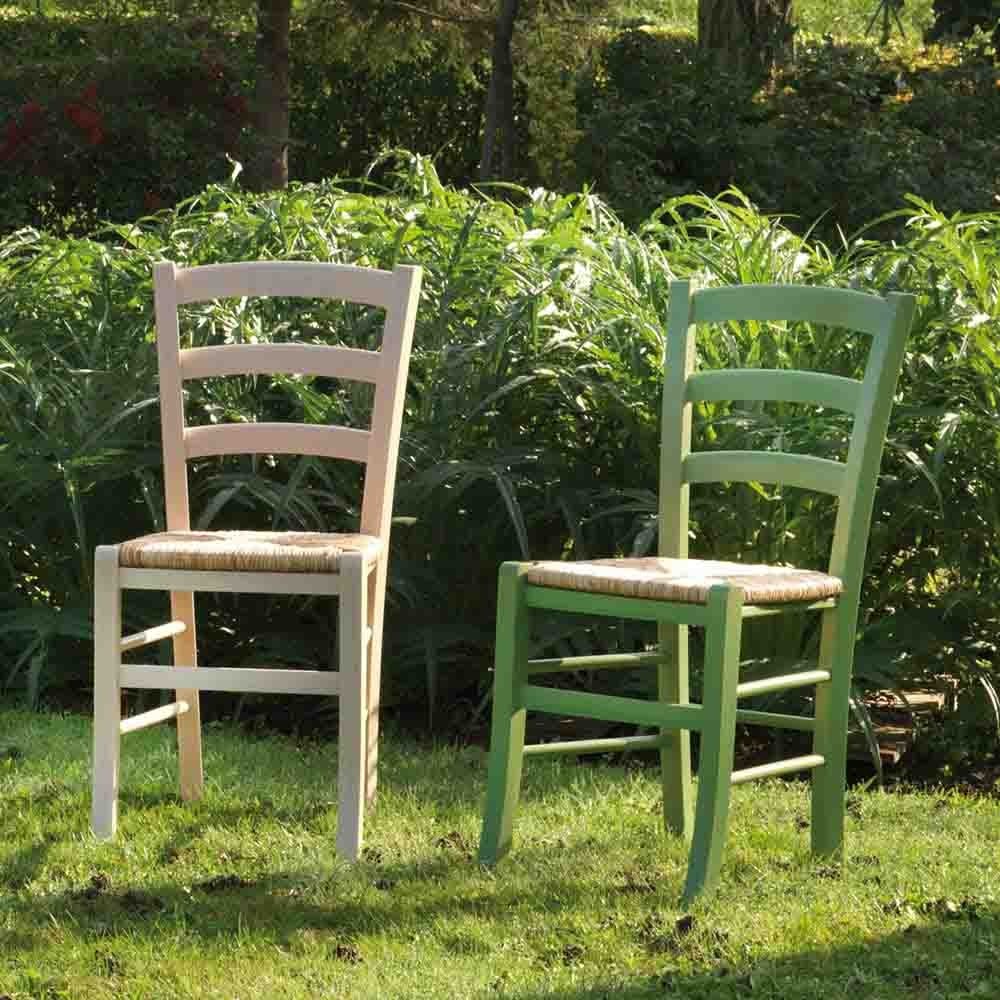 Conjunto de 20 sillas con estructura de madera y asiento de paja.