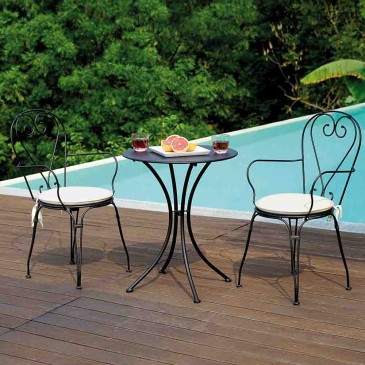 Rundt udendørs bord lavet af jern