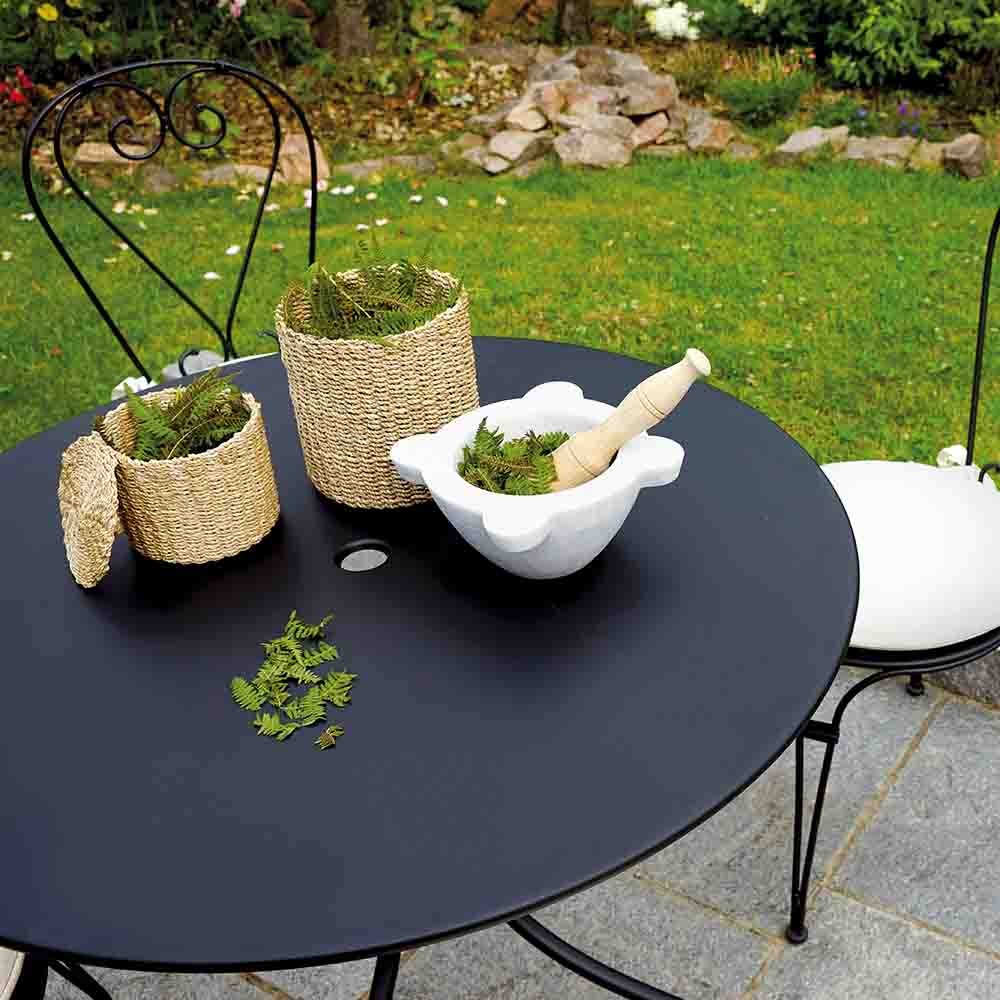 Mesa de hierro de exterior apta para muebles de jardín.