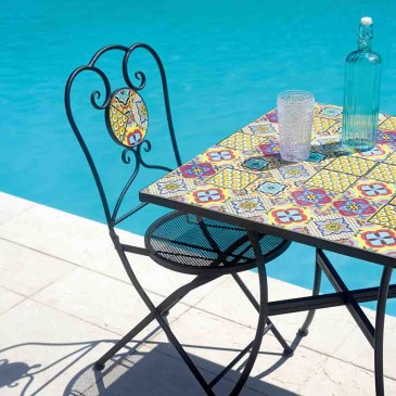 Outdoor-Tisch im Vintage-Stil für elegante Einrichtung