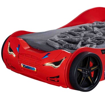 Enkel bilformad säng lämplig för barn med en sportig själ