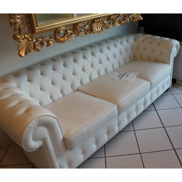 Reedição do sofá Chester de três lugares estofado em couro genuíno Made in Italy disponível em três acabamentos diferentes