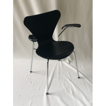 Reproductie van de Seven Chair van Jacobsen met verchroomde metalen buisstructuur en houten schaal