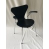 Reproducción de la silla Seven de Jacobsen con estructura de tubo de metal cromado y carcasa de madera
