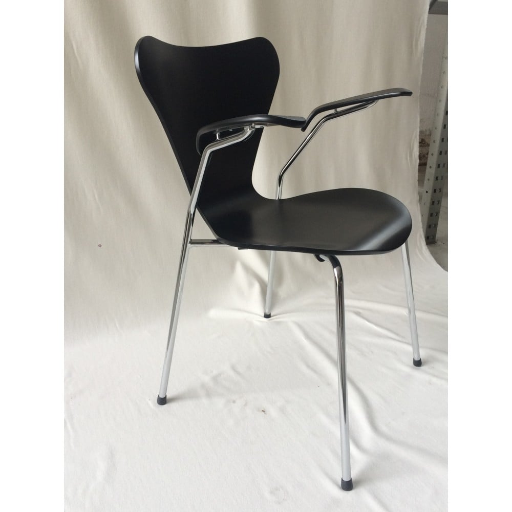 Reproducción de la silla Seven de Jacobsen con estructura de tubo de metal cromado y carcasa de madera