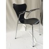 Reproduktion des Stuhls Seven von Jacobsen mit verchromter Metallrohrstruktur und Holzschale