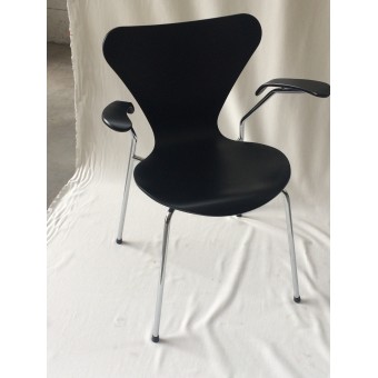 Reproduktion des Stuhls Seven von Jacobsen mit verchromter Metallrohrstruktur und Holzschale