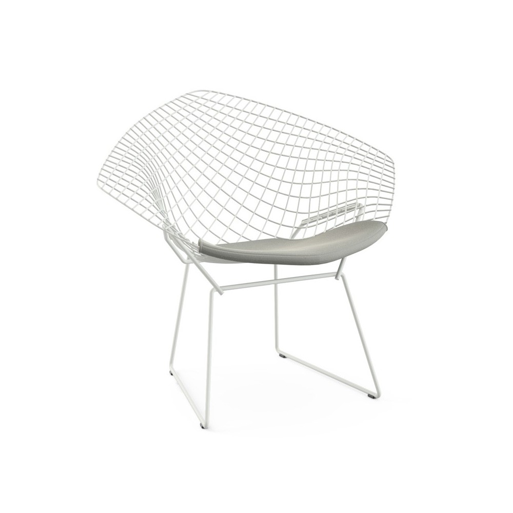 Reproductie van Bertoia fauteuil in wit metalen gaas met kussen bedekt met leer