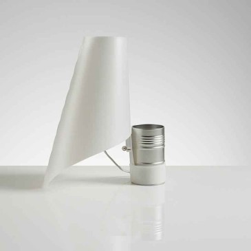 Lampe de table Nevea en sandylex, support en méthacrylate couleur perle et récipient en fer blanc argenté