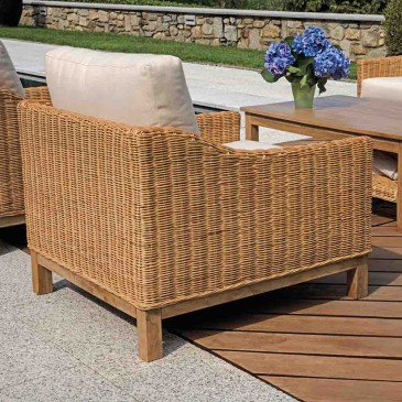 Rattan garden set suitable for gardens or swimming pools