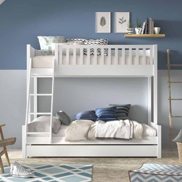 Våningssäng med tre bäddar lämplig för barns sovrum