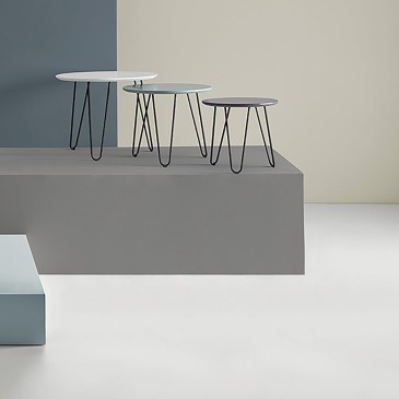 Ensemble moderne de trois tables basses de différentes tailles et couleurs