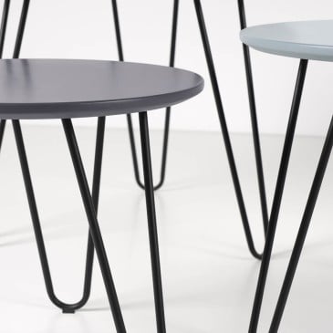 Conjunto moderno de três mesas de centro em diferentes tamanhos e cores