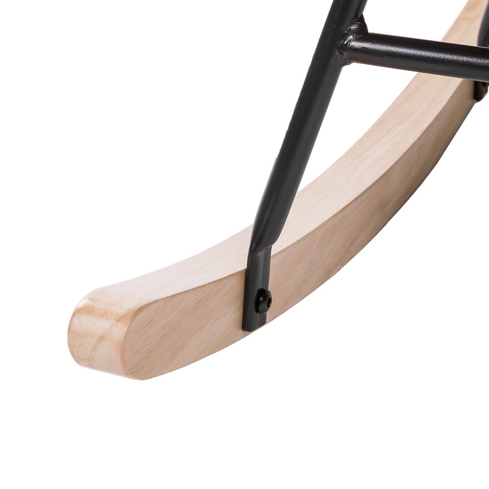 Cadeira de balanço Somcasa Copenhagen forrada em tecido com estrutura em aço preto e trenó de madeira