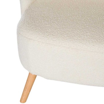 Houten fauteuil bekleed met zachte stof met schapenvachteffect