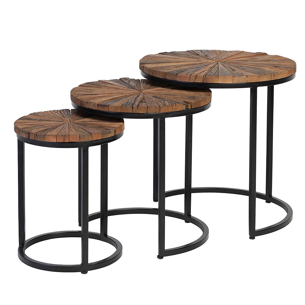 Conjunto de mesas de centro en madera reciclada y estructura de hierro.