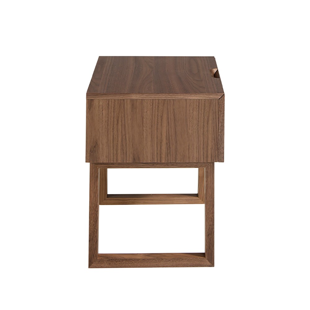 Mesa de cabeceira de madeira de Angel Cerda adequada para quartos elegantes