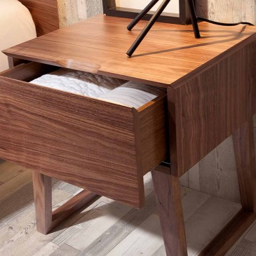 Table de chevet en bois d'Angel Cerda adaptée aux chambres élégantes