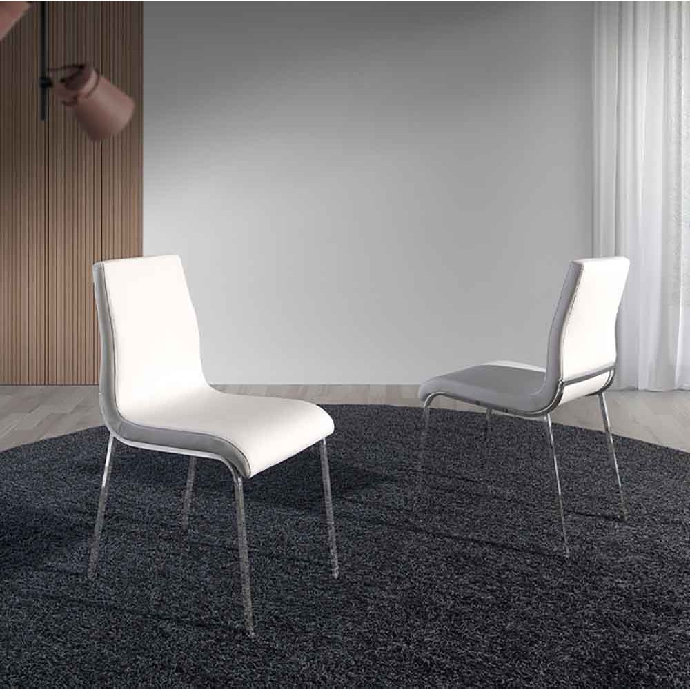 Moderne stol med kromstruktur dekket i hvitt imitert skinn