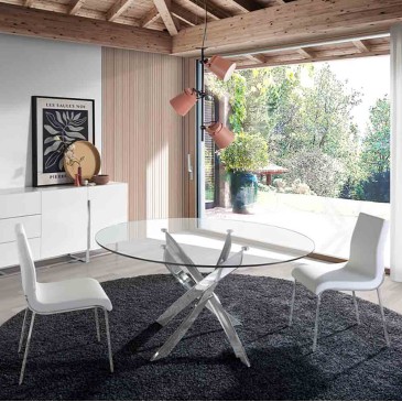 Moderner Stuhl mit Chromstruktur, bezogen mit weißem Kunstleder